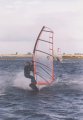 Tijdens een heftige vlaag naar de kant toe, zeil open, plank nog net op het water.<br>Overpowered?